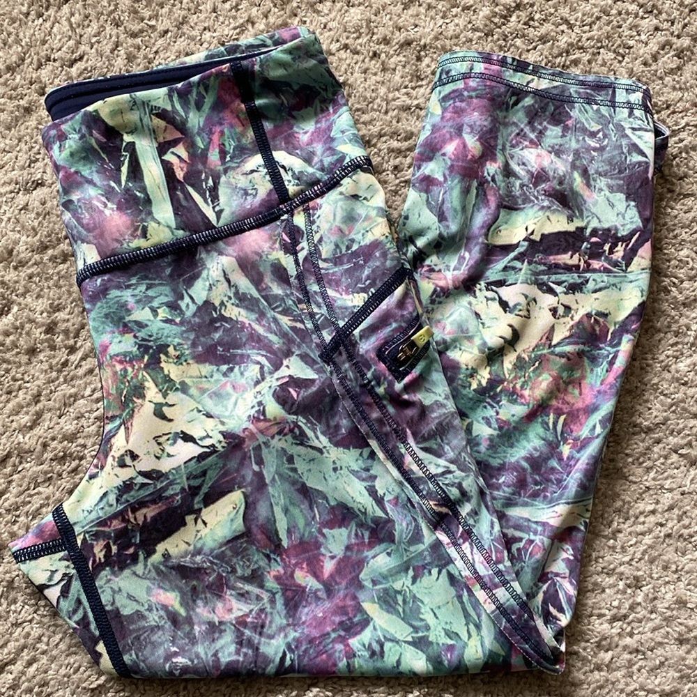 Lululemon Run: Top Speed Crop
Iridescent Multi